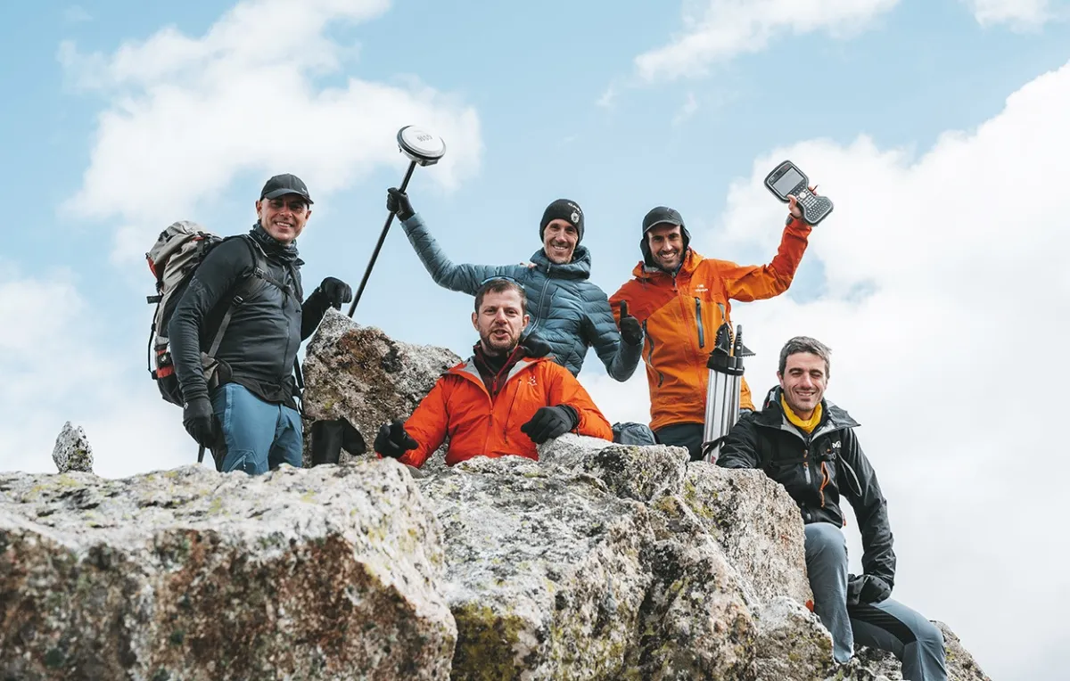 Sostremetries and the Three-thousanders: a question of prominence