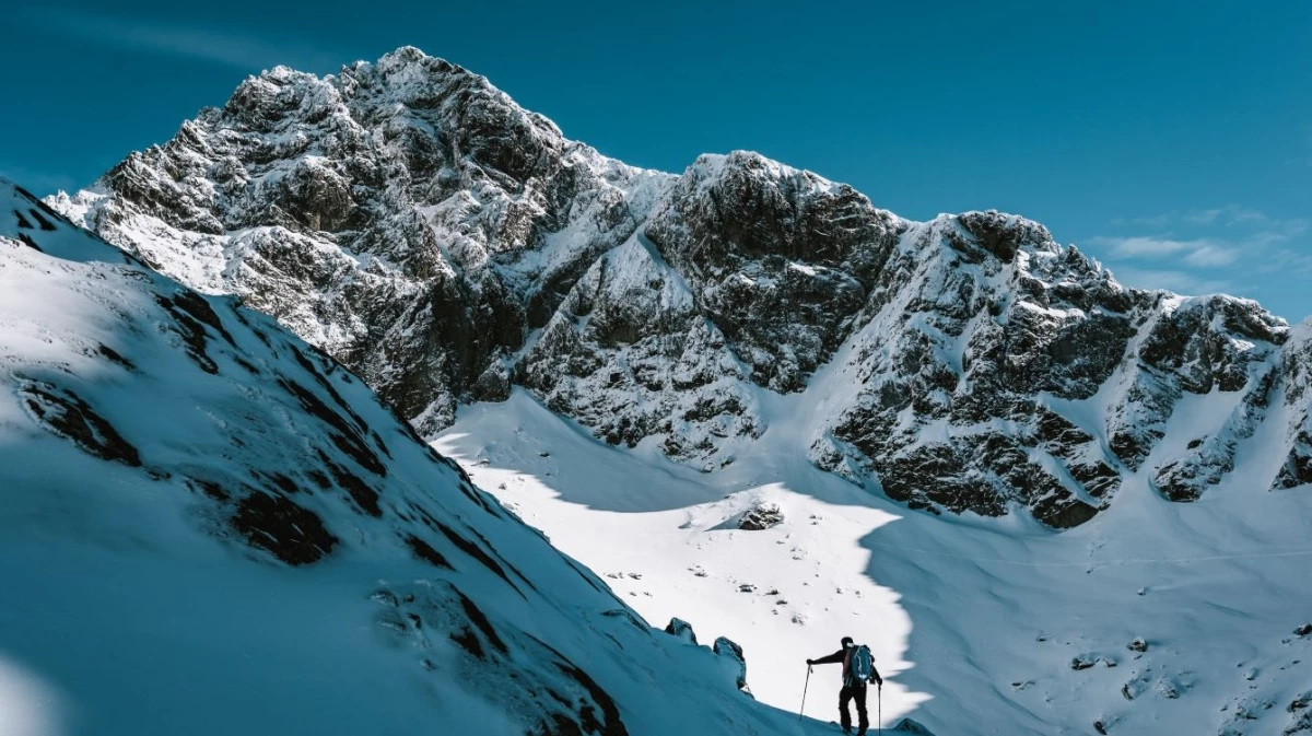 TRAVERSES – THE GUARDIANS OF THE MOUNTAIN